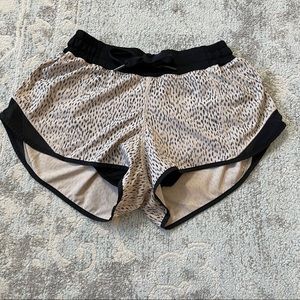 Lululemon Hotty Hot Short Dottie Dash Grain 4 EUC